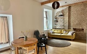 Cozy Studio Apartment Central